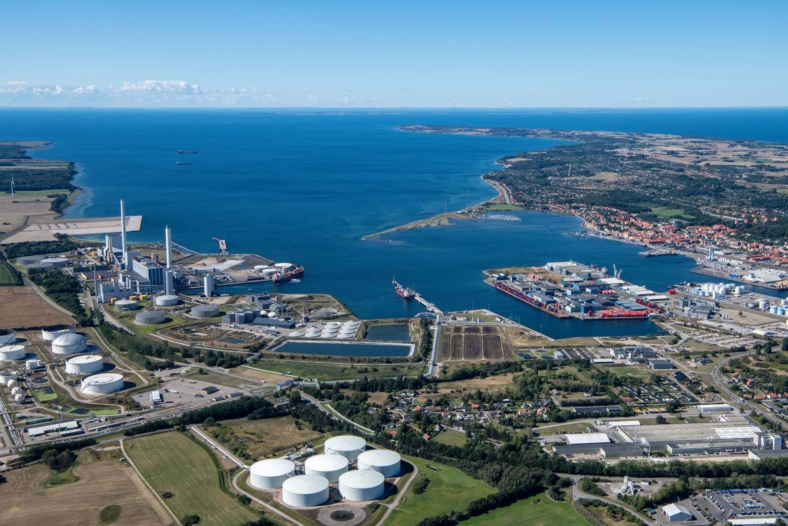 Luftfoto af industriområdet og havnen i Kalundborg