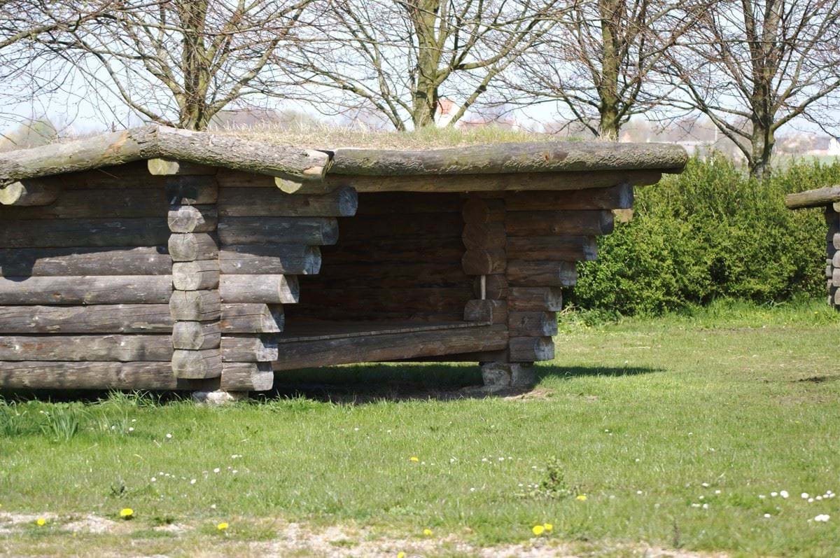 Shelter på græsplæne