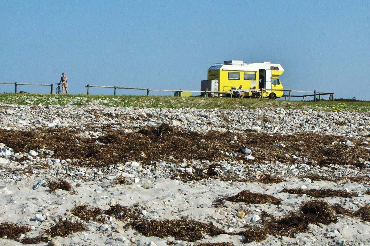 Gul camper ved stranden
