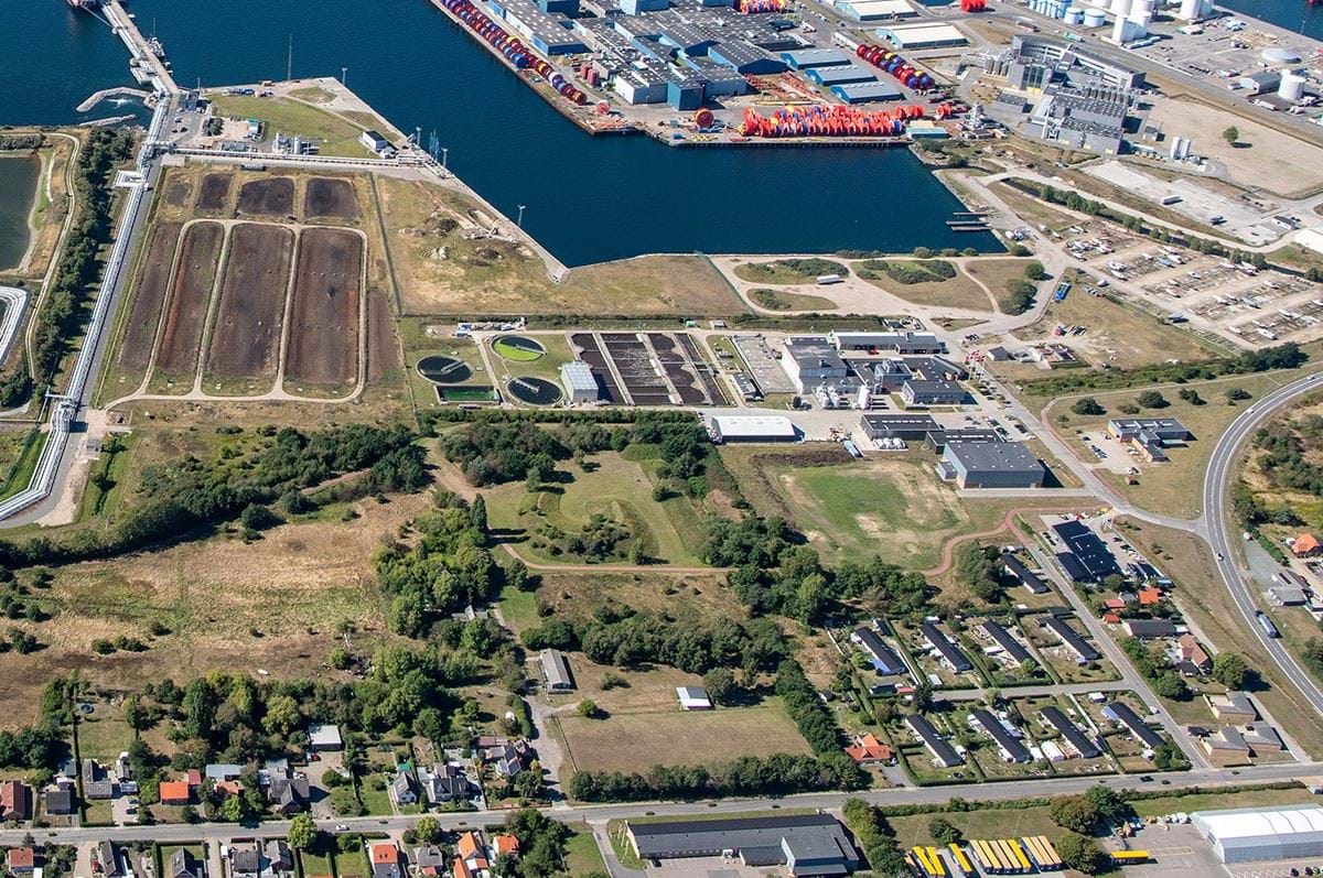 Luftfoto af Kalundborg Forsyning og -rensningsanlæg.
